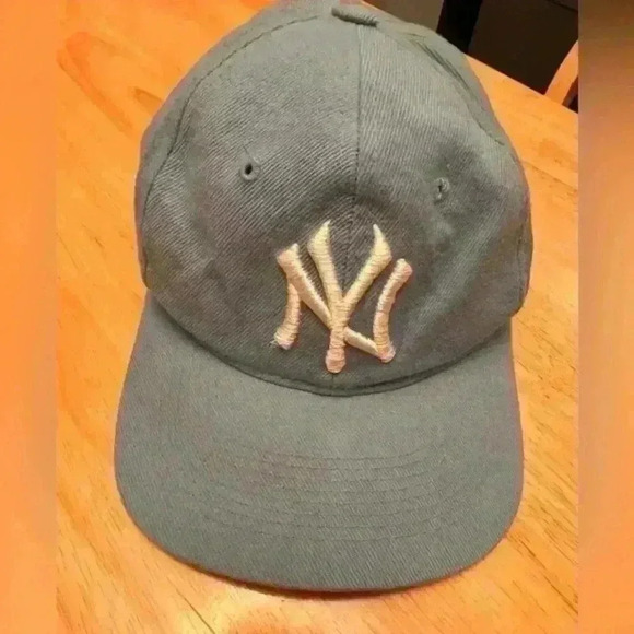 Light blue New York Yankees Cap - Fitted, Size 7 - Picture 1 of 6